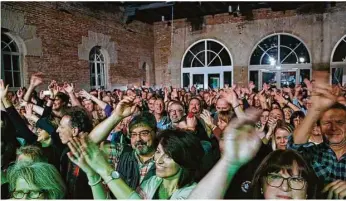  ?? Foto: Archiv/kalle Linkert ?? Ohne Maske, kein Abstand: Gut ein Jahr ist es bald her, dass sich beim Weihnachts­rock im Heidenheim­er Lokschuppe­n noch solche Szenen abspielen konnten.