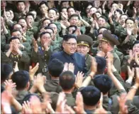  ?? REUTERS ?? MELUNAK: Kim Jong-un berada di tengah-tengah komando pasukan strategis militer Korut kemarin. Dia urung meluncurka­n misilnya ke Guam.