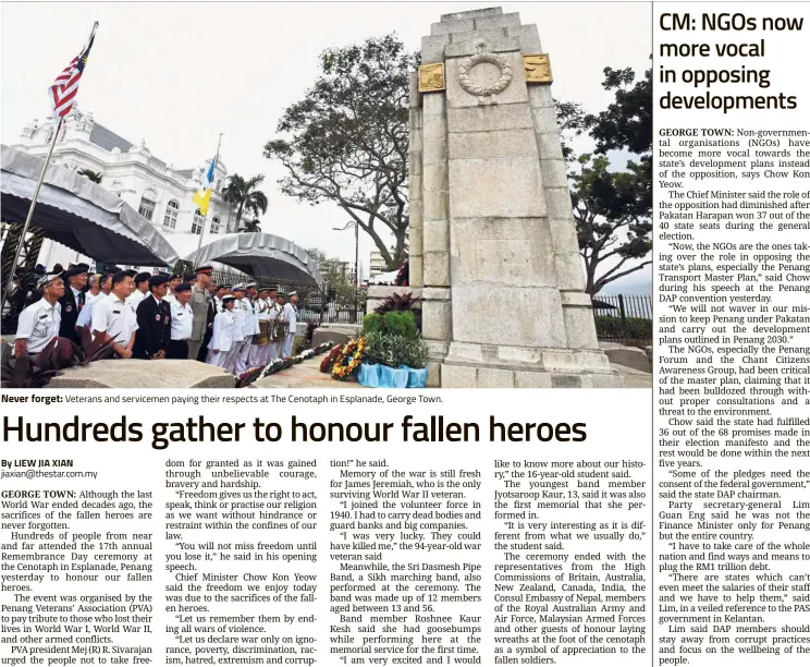  ??  ?? Never forget: Veterans and servicemen paying their respects at The Cenotaph in Esplanade, George Town. By LIEW JIA XIAN jiaxian@thestar.com.my