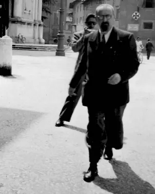  ??  ?? Delio Cantimori (1904-1966) a Pisa, in piazza dei Cavallegge­ri