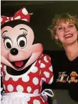  ??  ?? Jodies Mutter Bonnie posiert in Disney World mit Minnie Mouse.