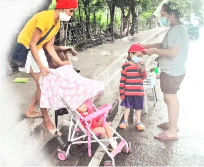  ?? PHOTOGRAPH BY AL PADILLA FOR THE DAILY TRIBUNE @tribunephl_al ?? Sunday stroll A little shower fails to send the mothers of a tot and a baby scampering for cover. Nothing that a cap cannot take care of.
