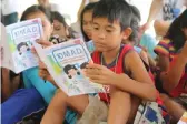  ??  ?? Pupils from a remote school in Tanay, Rizal reads the MACbooklet