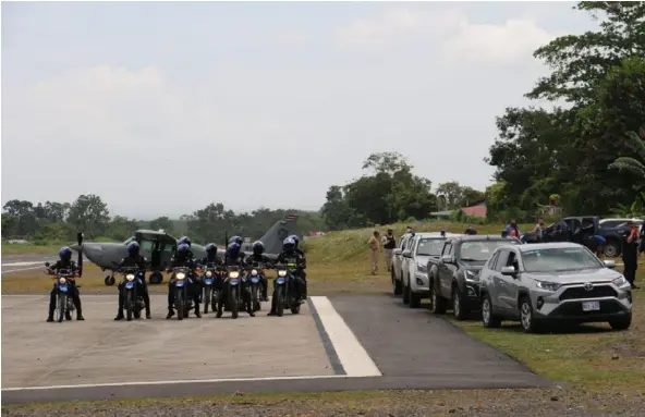  ?? LN ?? Muchos de los oficiales que participar­on en la acción policial fueron enviados de San José y llegaron por vía aérea al Caribe.