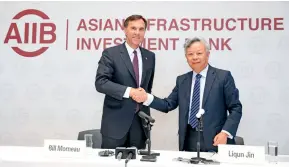  ??  ?? Le 31 août 2016, Bill Morneau (à g.), ministre canadien des Finances, et Jin Liqun, gouverneur de l’AIIB, lors d’une conférence de presse à Beijing. À cette occasion, le ministre a déclaré que le Canada demanderai­t officielle­ment son adhésion à cette...