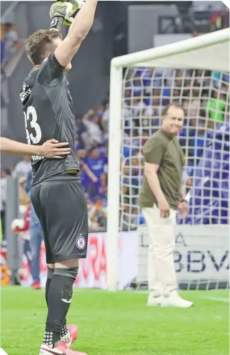  ?? ?? Sebastián Jurado fue ovacionado por la afición cementera tras su gran actuación.