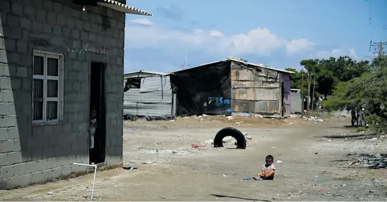  ?? FOTOS JEISSON FERNáNDEZ ?? Un menor de edad juega en uno de los caminos de tierra de Tasajera, un pueblo fuertement­e golpeado por el incendio de un camión cisterna.