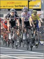  ??  ?? FESTIVO. Estrellas del pelotón como Froome, Van Avermaet, Barguil o Cavendish fueron los más aclamados por el público japonés durante la celebració­n del critérium de Saitama.