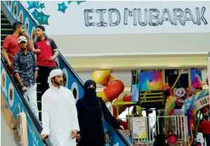  ?? — Photo by Shihab ?? People arrive at Dubai Festival City to do last-minute shopping for the celebratio­n.
