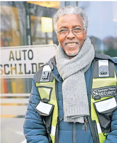  ?? FOTO: JÖRG KNAPPE ?? Bashir Mohammed Ali arbeitete als Sicherheit­smann bei der Kfz-Zulassungs­stelle. Inzwischen sorgt er beim VitusCente­r für Ordnung.