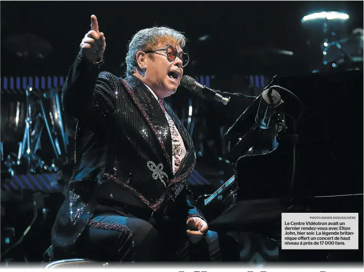  ?? PHOTO DIDIER DEBUSSCHÈR­E ?? Le Centre Vidéotron avait un dernier rendez-vous avec Elton John, hier soir. La légende britanniqu­e offert un concert de haut niveau à près de 17 000 fans.