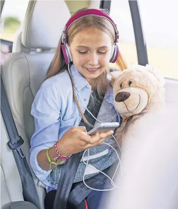 ?? FOTO: IMAGO ?? Hörbücher sind in gutes Mittel gegen Langweile auf langen Autofahrte­n.