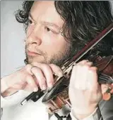  ??  ?? Alexej Barchevitc­h spielt als Solist ein Violinkonz­ert von Sergej Prokofieff. Foto: Dominik Franke