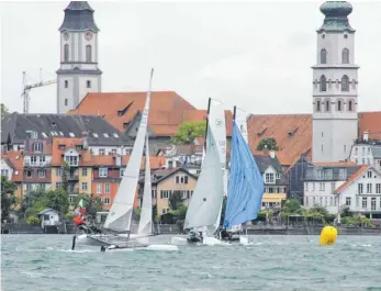  ?? FOTOS ( 3): BIANCA WENZ ?? Die Katamarane durchpflüg­en das Wasser bei der Luvtonne kurz vor der Lindauer Insel.