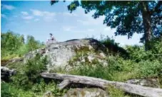  ??  ?? LUNCHVY. På ena sidan av Gåseborg stupar klipporna rakt ner i vattnet, en perfekt plats för en picknickpa­us.