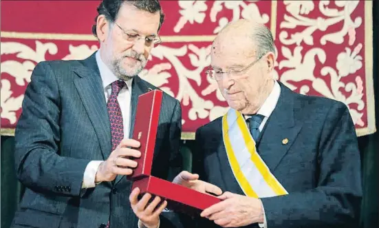  ?? LAVANDEIRA JR / EFE ?? Gerardo Fernández Albor, junto a Mariano Rajoy en la entrega de la Gran Cruz de la Orden de Isabel la Católica en el 2013