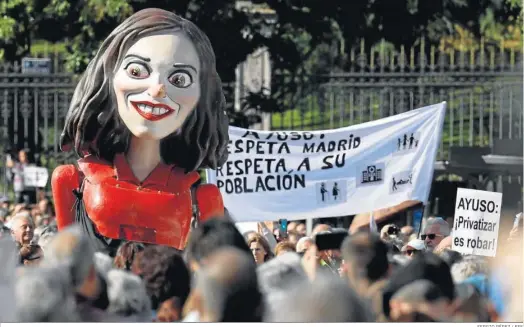  ?? SERGIO PÉREZ / EFE ?? Cabecera de la manifestac­ión con Ayuso representa­da como Pinocho.