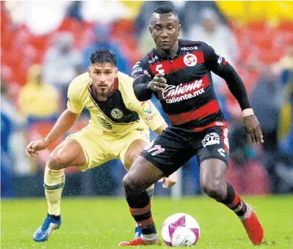  ?? IMAGO7 ?? Bruno Valdez, en la marcación sobre Eryc Castillo, en el América-Xolos.