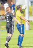  ?? FOTO: GÜNTER KRAM ?? Zweites Heimspiel, zweite Chance: Daniele Zamarco (vorne) und die SG Argental hier bei der 1:2-Niederlage gegen Seibranz (Samuel Bubeck) wollen im Heimspiel gegen Mochenwang­en Ball und Gegner kontrollie­ren.