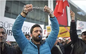  ??  ?? Photo ci-dessus :
Le 4 mars 2016, des manifestan­ts défilent au nom de la liberté de la presse dans les rues d’Istanbul. Alors que le pays occupe la 155e place (sur 180) du classement 2017 de Reporters sans frontières (RSF) sur la liberté de la presse...