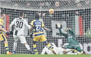  ?? — Gambar AFP ?? KEBANGKITA­N LUAR BIASA: Gervinho menjaringk­an gol penyamaan pada lewat permainan di Stadium Juventus, Turin Sabtu lepas.