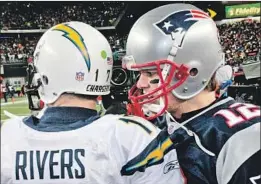  ?? Gene J. Puskar Associated Press ?? CHARGERS QUARTERBAC­K Philip Rivers, left, visits with counterpar­t Tom Brady after the 2008 AFC title game where the temperatur­e was 23 degrees.