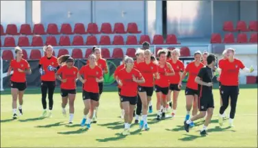  ??  ?? La plantilla del Atlético se ejercita en el Centro Deportivo Wanda de Alcalá.