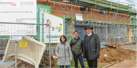  ?? Foto: Peter Bauer ?? Neugestalt­ung des Billenhaus­er Kindergart­ens mit Dorfgemein­schaftshau­s: Unser Bild zeigt von rechts Bürgermeis­ter Hubert Fischer, Tobias Handel (Leiter des Bereichs Hochbau im Stadtbauam­t) und die Billenhaus­er Kindergart­enleiterin Mathilde Schlosser.