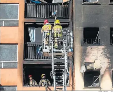  ?? QUIQUE GARCÍA / EFE ?? Bomberos actuando en el edificio que ardió y donde murieron tres personas el pasado 5 de enero en Badalona.