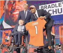  ?? DAVID J. PHILLIP/ASSOCIATED PRESS ?? North Carolina State’s Bradley Chubb, right, poses with Commission­er Roger Goodell, top, and La Cueva High student Austin Denton, who announced Chubb as the Denver Broncos’ selection.