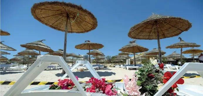  ??  ?? Fiori Tra i lettini della spiaggia davanti all’Imperial Marhaba Hotel di Sousse, il giorno dopo la strage (
Andreas Gebert/Epa)