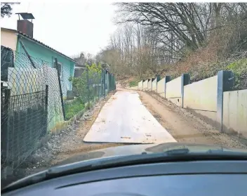  ?? FOTOS (2): ACHIM BLAZY ?? Über diese steile Behelfspis­te („In der Leibeck“) müssen auch Schwerverk­ehr und Müllabfuhr.