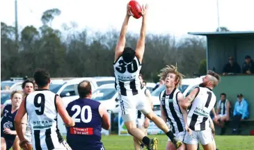  ??  ?? Alex Doria flies for the mark during Sunday’s eliminatio­n final victory over Catani; Photograph: Jeff Tull.