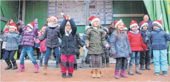  ?? SZ-FOTO: KÖ ?? Die Kindergart­enkinder von Don Bosco sind beim Weihnachts­markt aufgetrete­n.
