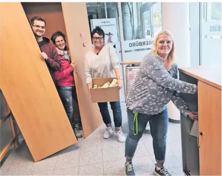  ?? FOTO: JOACHIM RÜTTGEN ?? Voller Tatendrang am neuen Standort (v.l.): Kai Merten, Heike Rösner, Elke Theede und Michaela Berhorst von der Hückeswage­ner Stadtverwa­ltung. Am Montag, 8 Uhr, muss alles im neuen Bürgerbüro fertig sein.