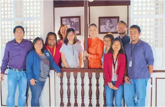  ??  ?? With ABS-CBN CEO and president Charo Santos-Concio (fifth from right) at the 2012 summer station ID shoot