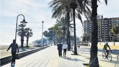  ?? BELLIDO ?? Vecinos y emprendedo­res del litoral sur urgen la instalació­n de la fibra antes del verano para evitar problemas.