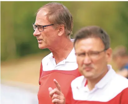  ?? RP-FOTO: ARCHIV/BLAZY ?? Joachim Dünn (links) trat als Trainer und Sportliche­r Leiter zurück. Robert Begovic warf eine Woche zuvor das Handtuch als Coach.