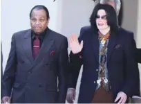  ?? AP ?? Momento. Joe Jackson junto a su hijo Michael Jackson en una actividad pública.