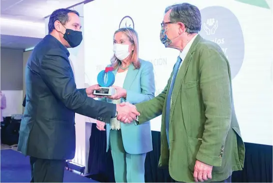  ?? ?? Antonio García Hernández recibe el premio a su clínica de cirugía estética en la gala de LA RAZÓN