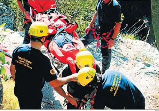  ?? CBPC ?? Efectivos del Grupo de Rescate de Montaña, realizando una práctica, con un herido.