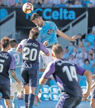  ??  ?? DÉBILES ATRÁS. El Celta encajó seis goles en los dos últimos partidos y reaviva los fantasmas defensivos.