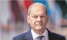  ?? FOTO: JONAS ROOSENS/IMAGO ?? Mit einer Einmalzahl­ung soll nach dem Willen von Bundeskanz­ler Olaf Scholz eine Lohn-preis-spirale verhindert und die Beschäftig­ten entlastet werden.