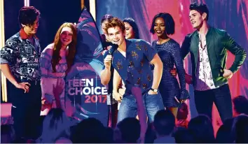  ?? AP ?? Der Cast von «Riverdale» bedankt sich an den Teen Choice Awards für fünf Auszeichnu­ngen.