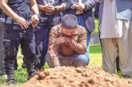  ?? ?? Altaf Hussain cries over the grave of his brother Aftab Hussein at Fairview Memorial Park in Albuquerqu­e in 2022.