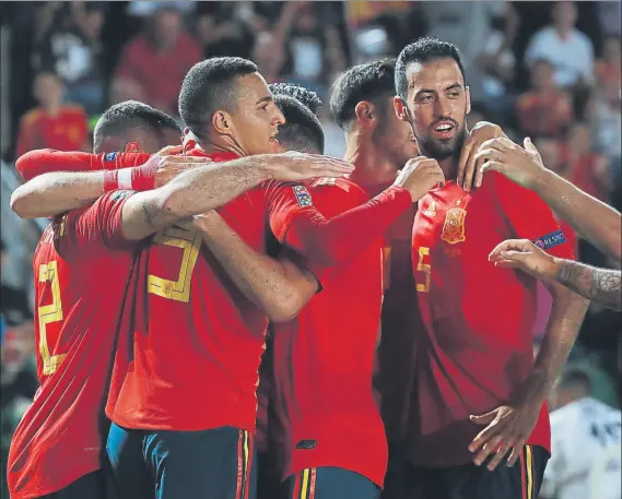  ?? FOTO: J.A. SIRVENT ?? Los internacio­nales españoles celebran uno de los seis goles que endosaron a Croacia en el partido de la Liga de Naciones que se disputó en el estadio Martínez Valero de Elche