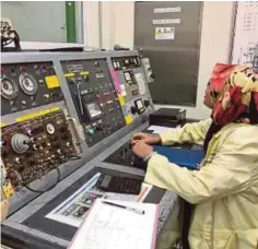  ??  ?? Siti Nur Ain Sulaiman (right) participat­ing in the 40-hour Nuclear Reactor Experiment and Operationa­l Training course at the Reactor Research and Education Centre, Kyung Hee University in Korea.