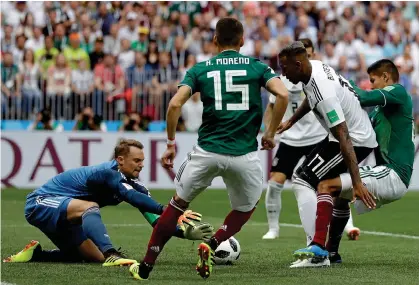  ?? Bild: MATTHIAS SCHRADER ?? TUFF MATCH. Tysklands målvakt Manuel Neuer, till vänster, under matchen som Mexiko vann med 1-0.