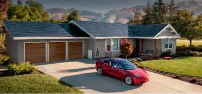  ??  ?? FREMTIDENS TAK: Tesla har utviklet Solar Roof, solcelle-takstein i fire varianter. Salget startet i USA i sommer og elbilprodu­senten har her hjemme nå åpnet opp for reservasjo­n av den miljøvennl­ige strømforsy­ningen til blant annet oppvarming­en av huset.