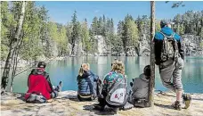  ?? Foto: ČTK ?? Slunečno
Tisíce turistů dorazily během prodloužen­ého víkendu do Adršpašsko-teplických skal.